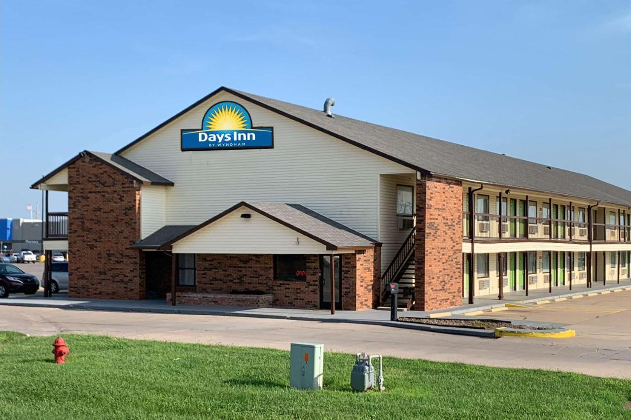 Days Inn By Wyndham Pratt المظهر الخارجي الصورة