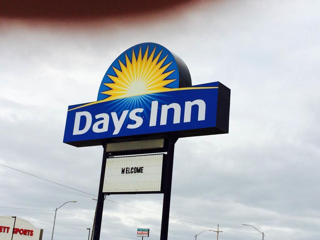Days Inn By Wyndham Pratt المظهر الخارجي الصورة