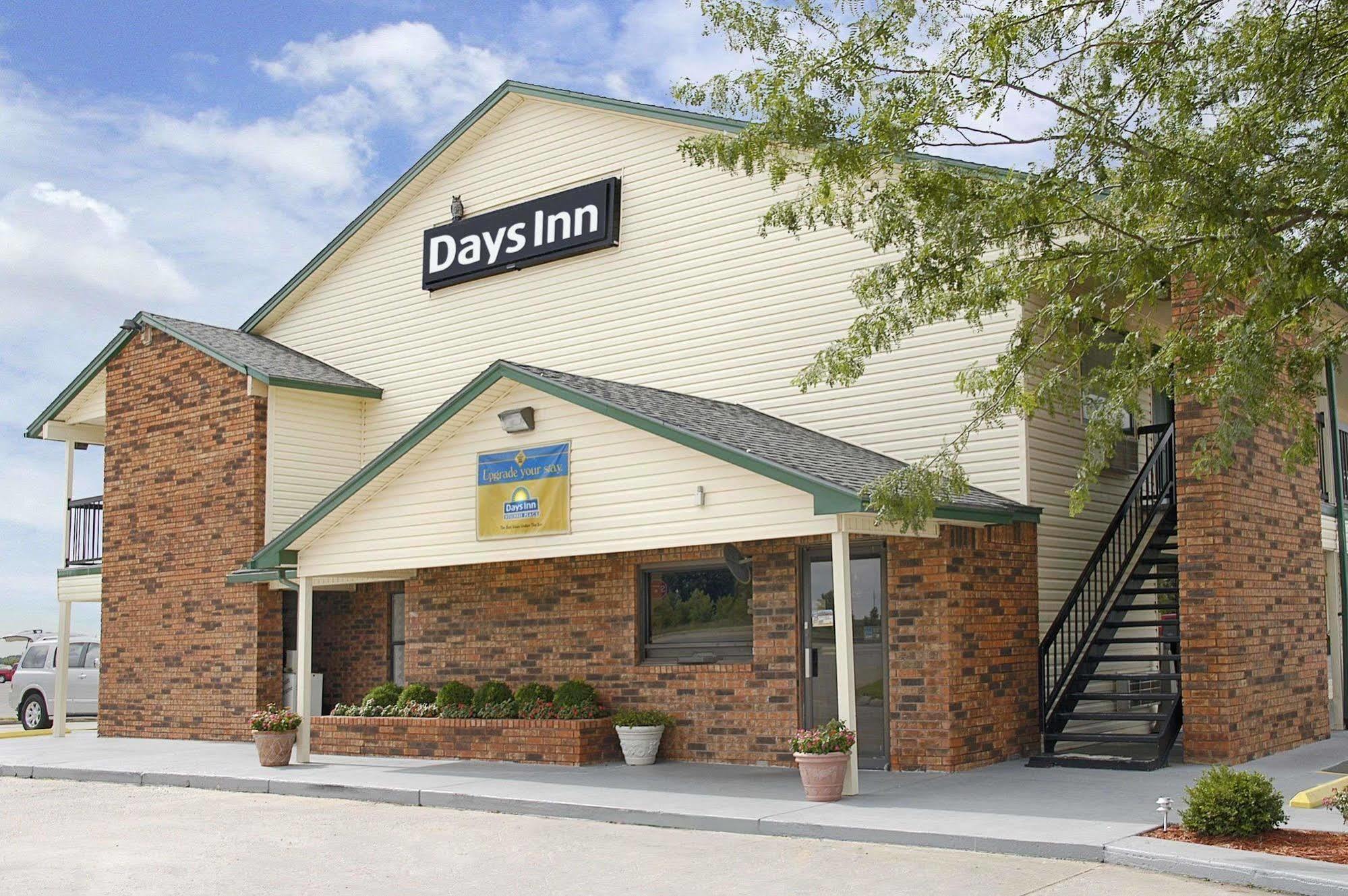 Days Inn By Wyndham Pratt المظهر الخارجي الصورة